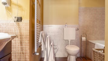 Ensemble douche/baignoire, sèche-cheveux, bidet, serviettes fournies
