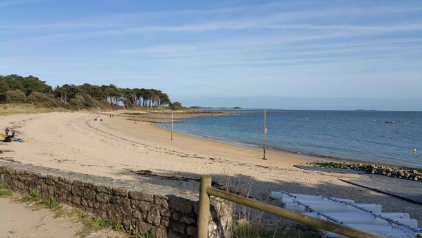 A sandy beach with a stone wall and a wooden fence. - Apartment La Mouette Rated 3* (Saint-Philibert)
