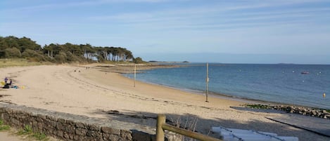 Una spiaggia nelle vicinanze