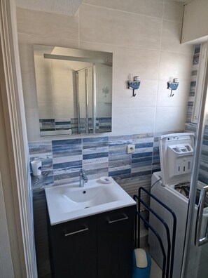 Shower, hair dryer, soap, shampoo - Apartment La Mouette Rated 3* (Saint-Philibert)