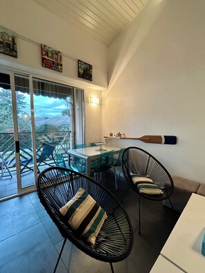 电视、DVD 播放器、书