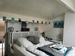 2 makuuhuonetta, silitysrauta/-lauta, vauvan matkasänky, vuodevaatteet