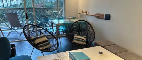 TV, lettore DVD, libri