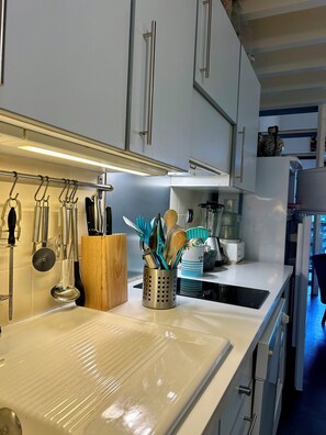 冰箱、微波炉、烤箱、炉灶