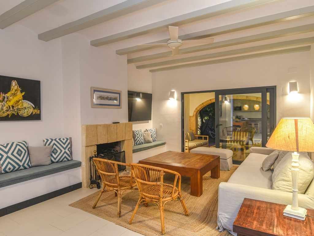 Smart TV, chimenea, tenis de mesa y libros 