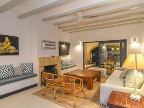 Smart-TV, Kamin, Tischtennisplatte, Bücher