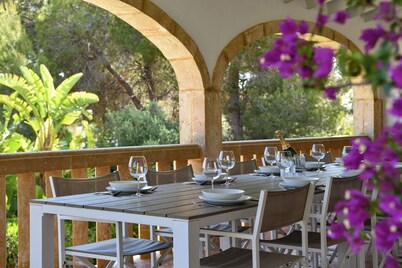 New house: Heated swimming pool, large BBQ, 100MB wifi, air conditioning