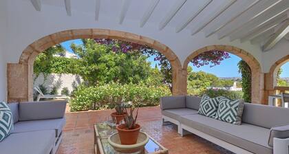 New house: Heated swimming pool, large BBQ, 100MB wifi, air conditioning