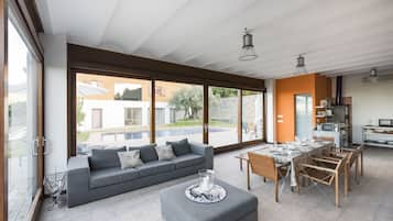 Een smart-tv, videogames, een dvd-speler en boeken