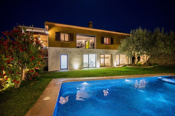 Outdoor pool - Nature, luxury and tranquility with views of the sea and the mountains (PEDREGUER)