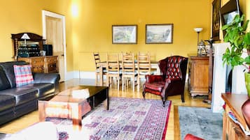 Smart TV, fireplace, DVD player, books