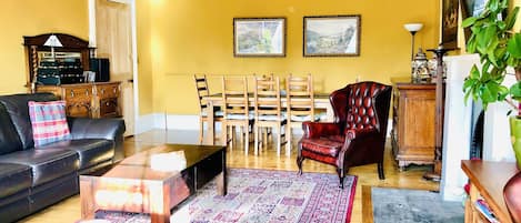 Smart-TV, Kamin, DVD-Player, BĂŒcher