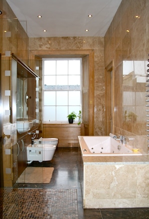 Shower, jetted bath, hair dryer, bidet - Stunning Luxury Georgian Penthouse: 'Hopetoun Grande' (Edinburgh)