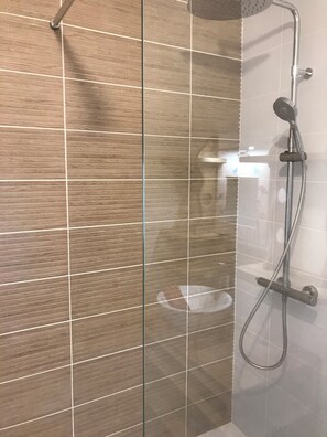 Badewanne, Haartrockner, Handtücher