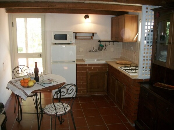 Kühlschrank, Mikrowelle, Herdplatte, Wasserkocher mit Kaffee-/Teezubehör