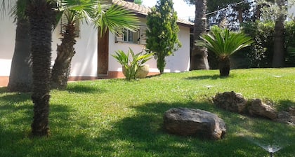 “Casetta Giuliana surrounded by a beautifull garden" "ideal for a pair" - Wi-fi Internet