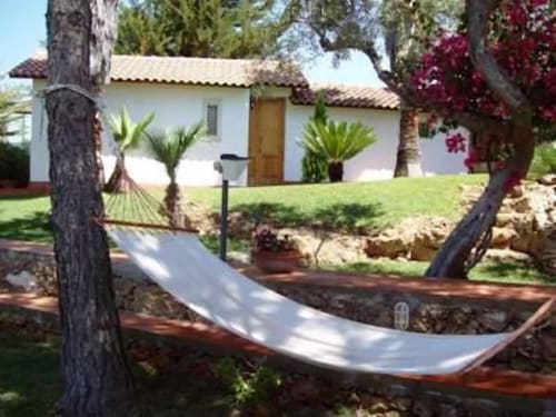 “Casetta Giuliana surrounded by a beautifull garden" "ideal for a pair" - Wi-fi Internet 