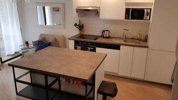 KĂŒhlschrank, Mikrowelle, Ofen, Herdplatte