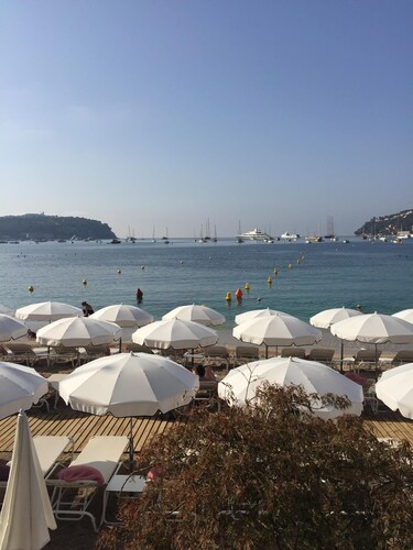 Herrliche Aussicht auf Super-Yachten und Sonnenuntergänge, Klimaanlage, Pool und Parkplatz - Luxus 