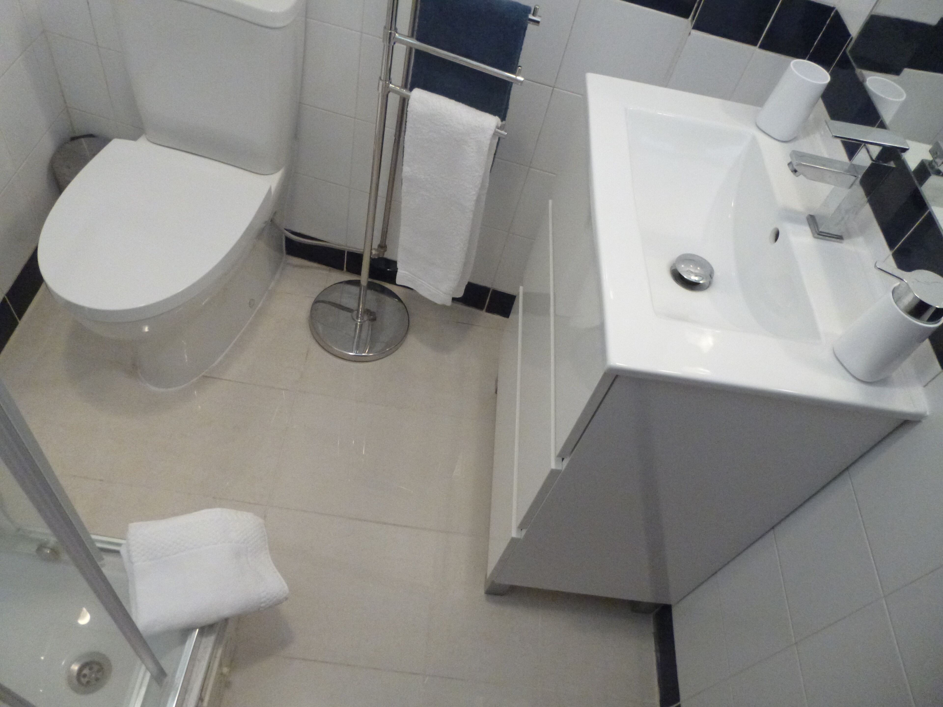 Un baño con inodoro, lavamanos y ducha.