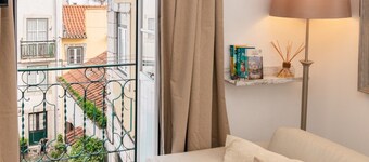 Apart in Lisbon historic center, surrounded by the Castle S. Jorge and Cathedral