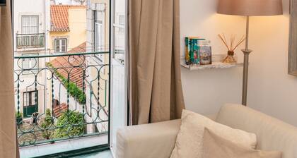 Apart in Lisbon historic center, surrounded by the Castle S. Jorge and Cathedral