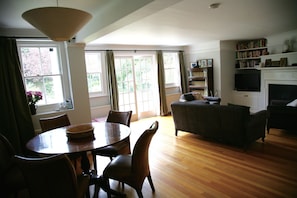 dining/sitting room