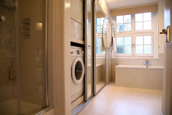 Combined shower/bathtub, hair dryer, towels, toilet paper
