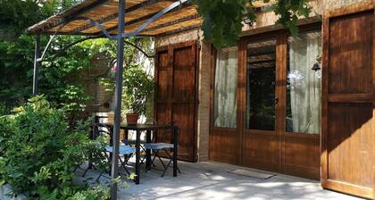 Gite Montemirello, with garden and swimming pool