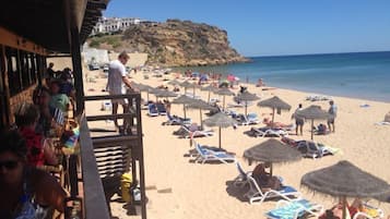 Una spiaggia nelle vicinanze