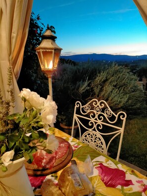 Une table dressée pour un repas, avec une vue sur les montagnes.