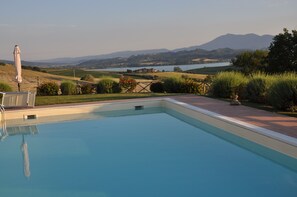 Une piscine avec vue sur un lac et des montagnes en arrière-plan.