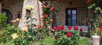 Casa con giardino in casale di pietra