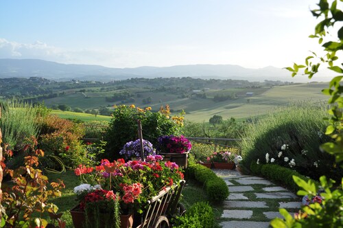 Maison avec jardin dans une ferme en pierre
