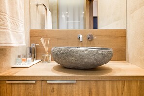 Een douche, een haardroger, een bidet, handdoeken