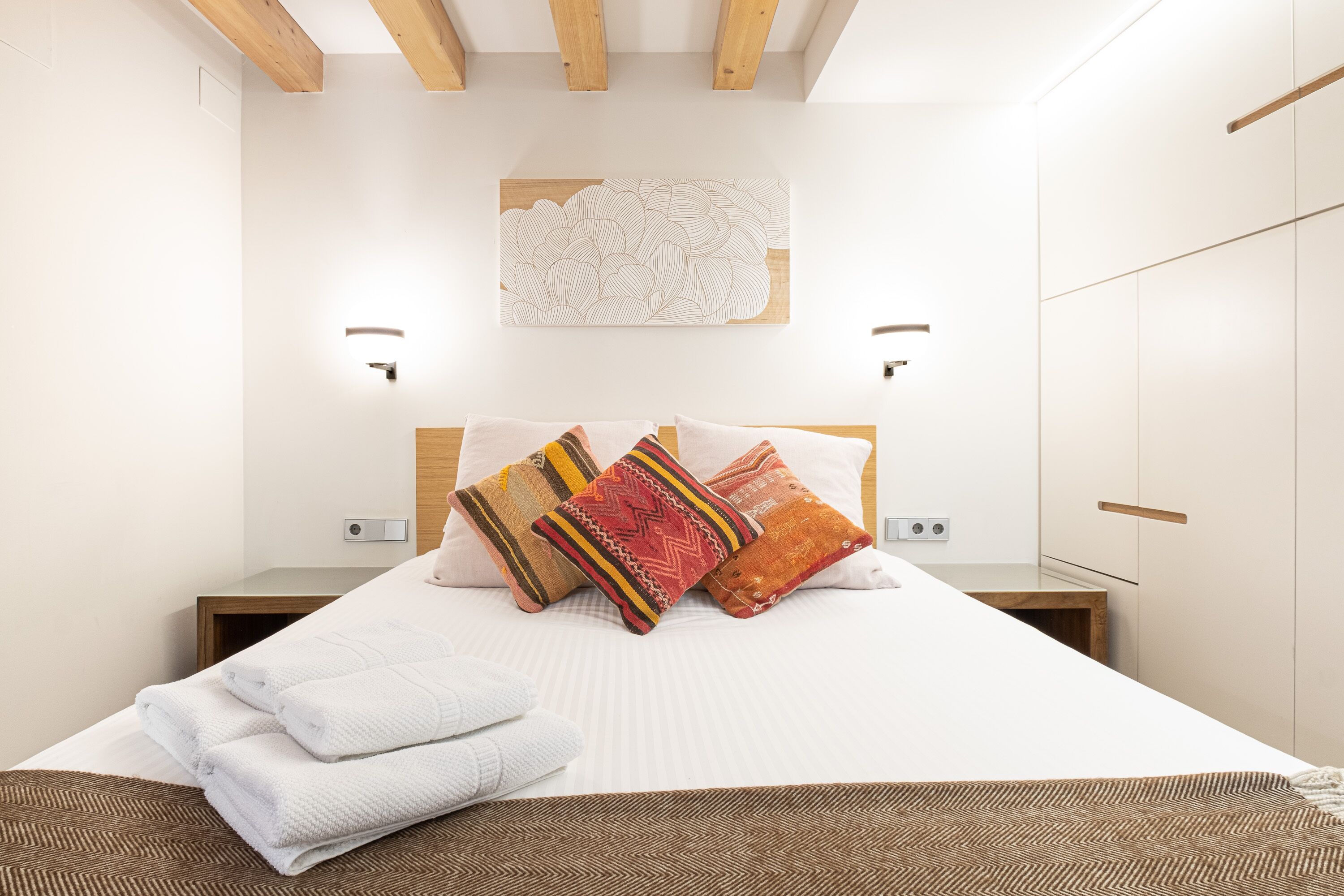 1 dormitorio, caja fuerte, escritorio y tabla de planchar con plancha