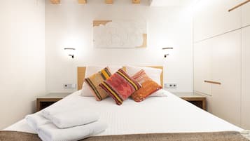 1 dormitorio, caja fuerte, escritorio y tabla de planchar con plancha