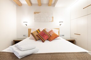 1 slaapkamer, een kluis op de kamer, een bureau