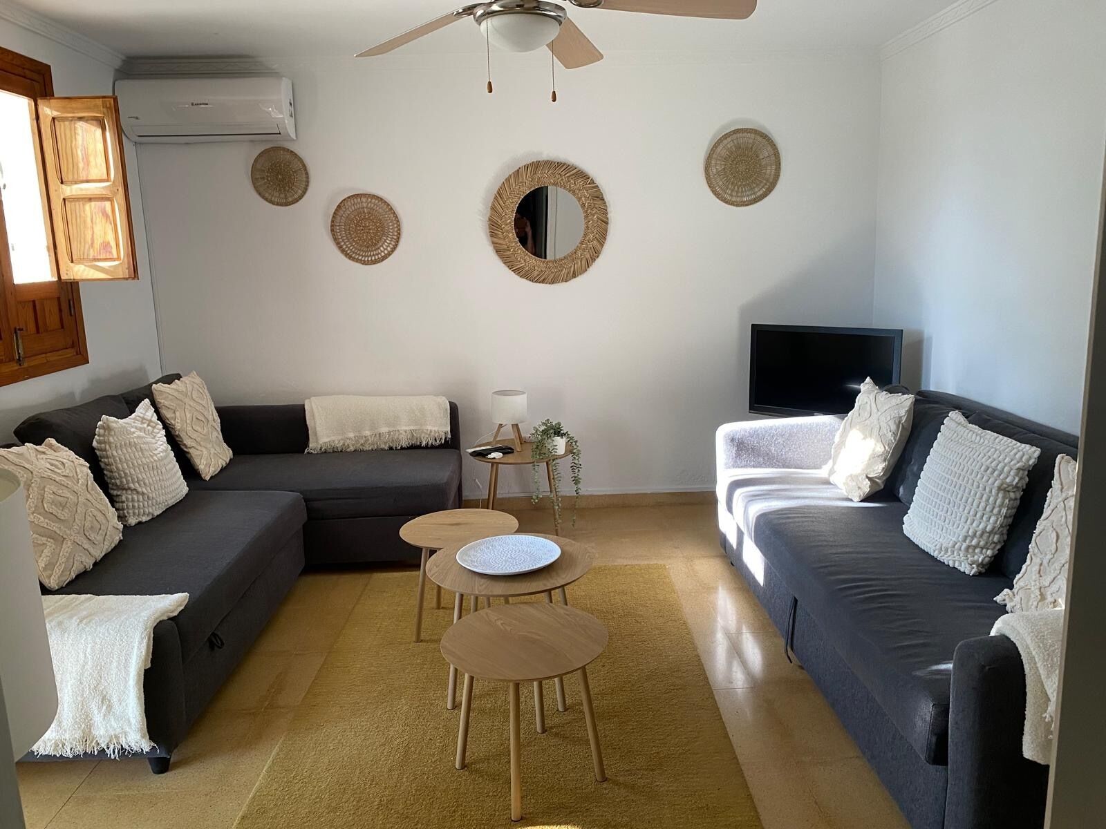 TV connectée, cheminée, lecteur de DVD, livres