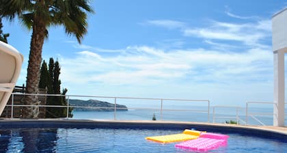 Grande villa avec une vue fantastique sur la mer Méditerranée