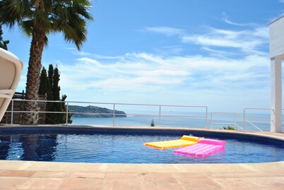 Grand villa with fantastic views to the Mediterranean Sea