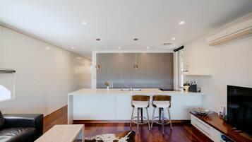 Villa de lujo, 1 cama King size (Lakehouse ) | Cocina privada | Refrigerador con congelador, microondas, horno y parrilla de estufa