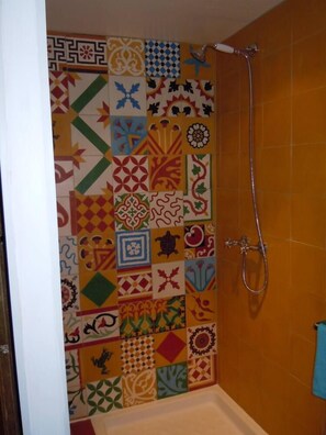 Dusche, Haartrockner, Handtücher, Seife