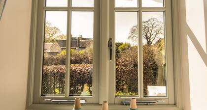 LUXURY 5* GOLD CONVERTED BARN WITH HOT TUB.TRADITIONAL VILLAGE NORTH OF LINCOLN
