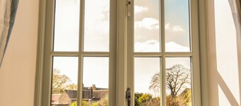 LUXURY 5* GOLD CONVERTED BARN WITH HOT TUB.TRADITIONAL VILLAGE NORTH OF  LINCOLN