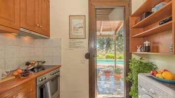 Refrigerador, horno, parrilla de estufa y cafetera y tetera