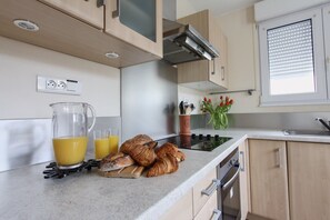 Kjøleskap, mikrobølgeovn, ovn og kokeplater