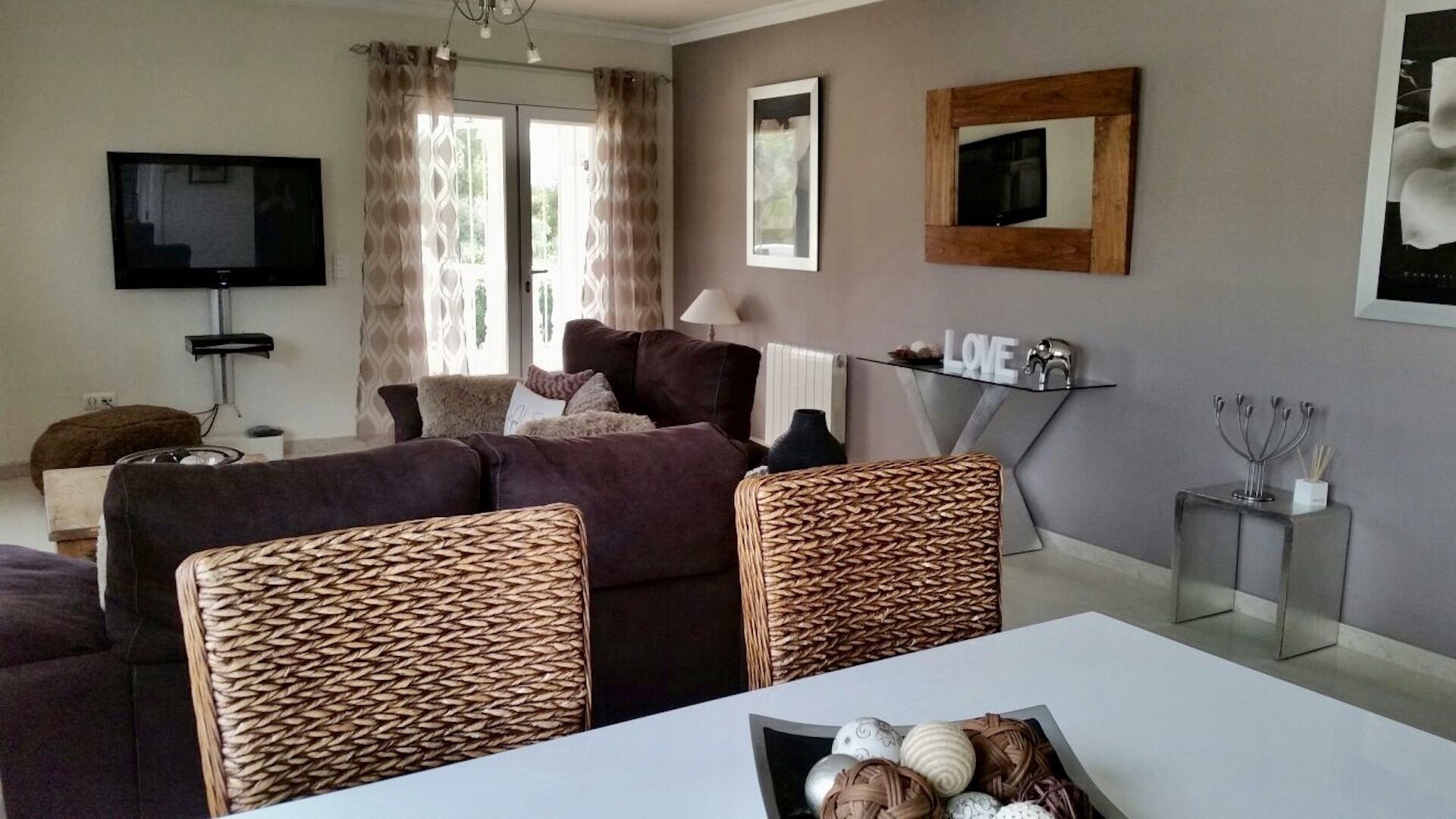 Flatscreentelevisie, een open haard en boeken