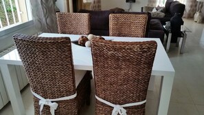 Flachbildfernseher, Kamin, Bücher