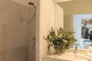 Tina con regadera, tina de hidromasaje, secadora de cabello, bidet 